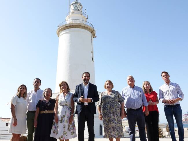 El grupo municipal del PSOE de Málaga junto a la farola