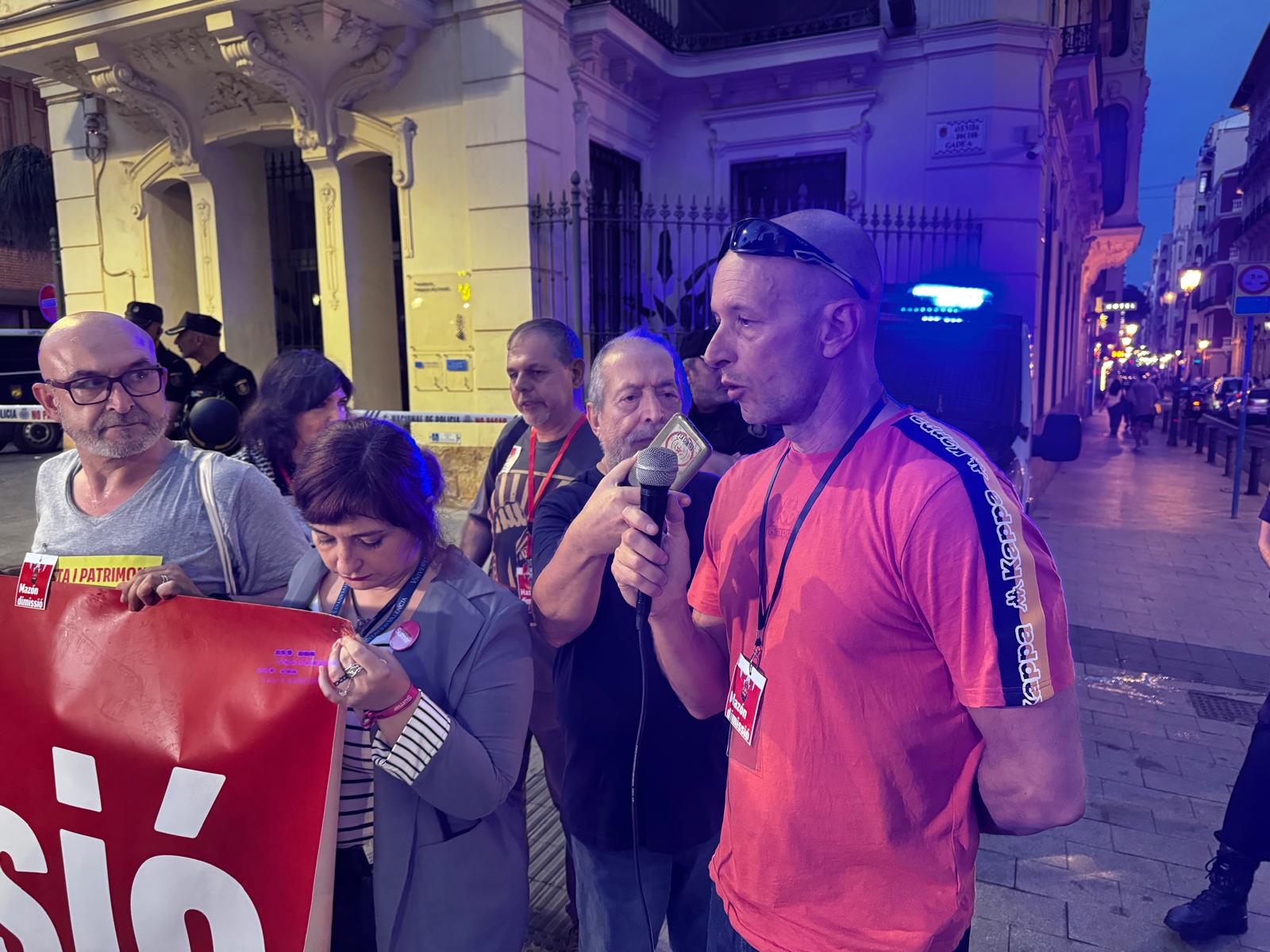 Joan Carles Romero, bombero del Consorcio de Alicante, interviene en la manifestación que pide la dimisión de Carlos Mazón. Foto: Daniel Rodríguez