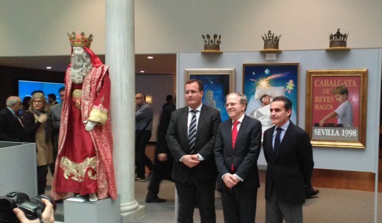 De izquierda a derecha, Juan Carlos Cabrera, delegado municipal de Fiestas Mayores; Alberto Máximo Pérez Calero, presidente del Ateneo de Sevilla; y Rafael Herrador, director regional de Caixabank