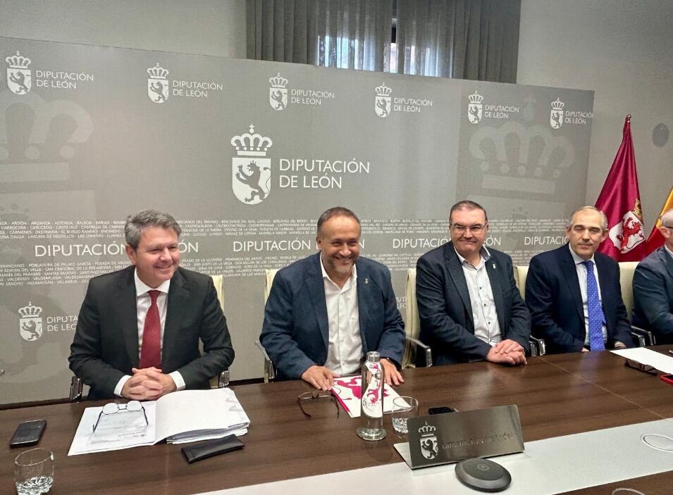 José Antonio Santano junto al presidente de la Diputación, Gerardo A. Courel, su vciepresidente, Roberto Aller y el vicealcalde de León, Vicente Canuria, durante el encuentro en la institución provincial