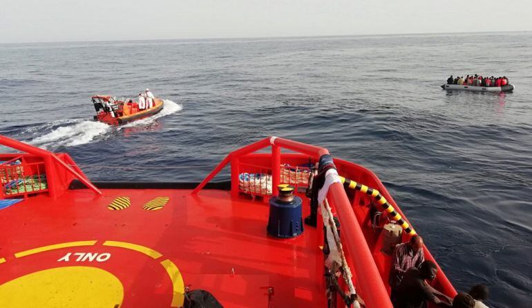 Momento del rescate en aguas de Alborán de una de las tres pateras auxiliadas