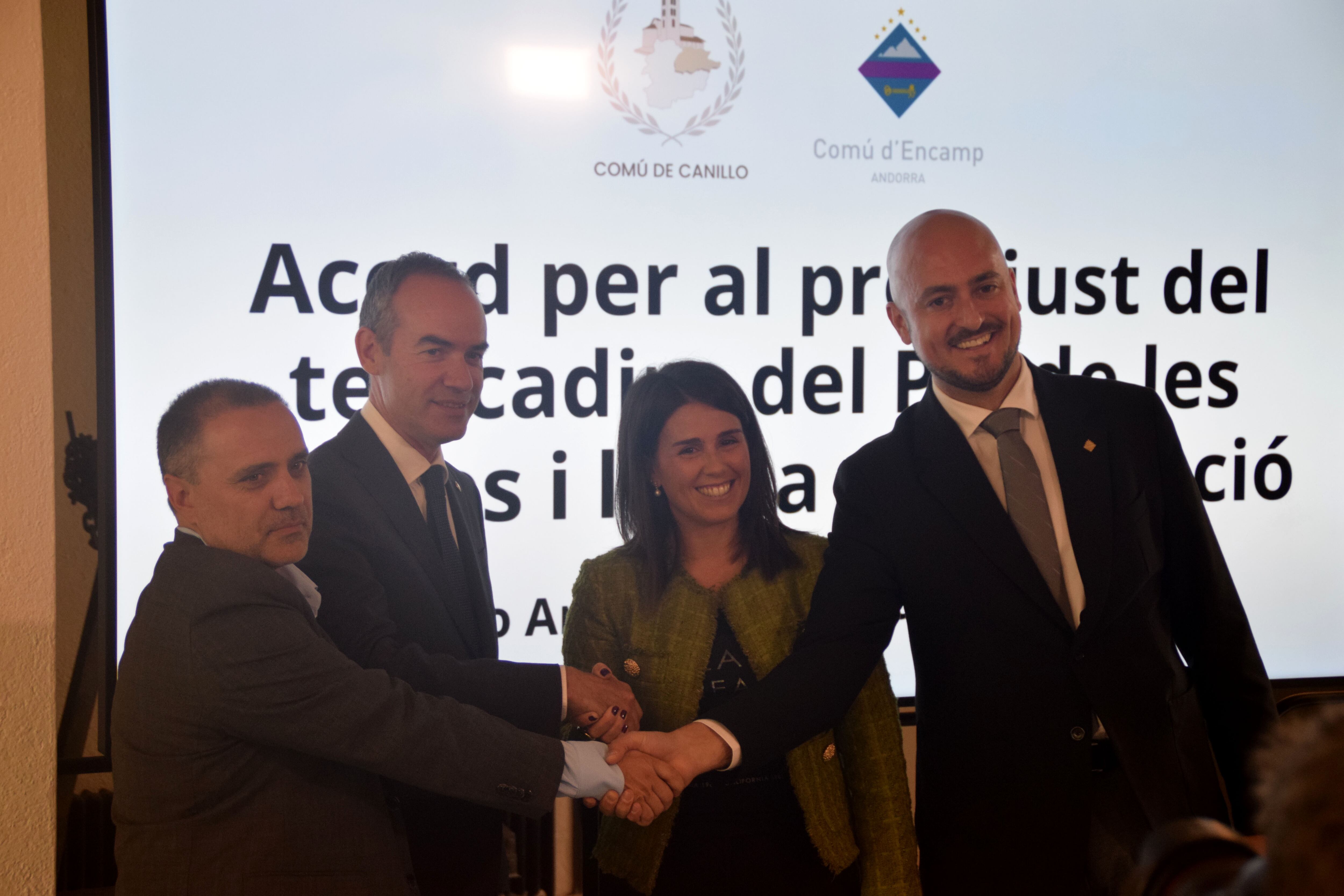 El cònsol menor de Canillo, Marc Casal, amb el cònsol major de Canillo, Jordi Alcobé; i la cònsol major d'Encamp, Laura Mas, juntament amb el cònsol menor d'Encamp, Xavier Fernàndez, celebrant l'acord.