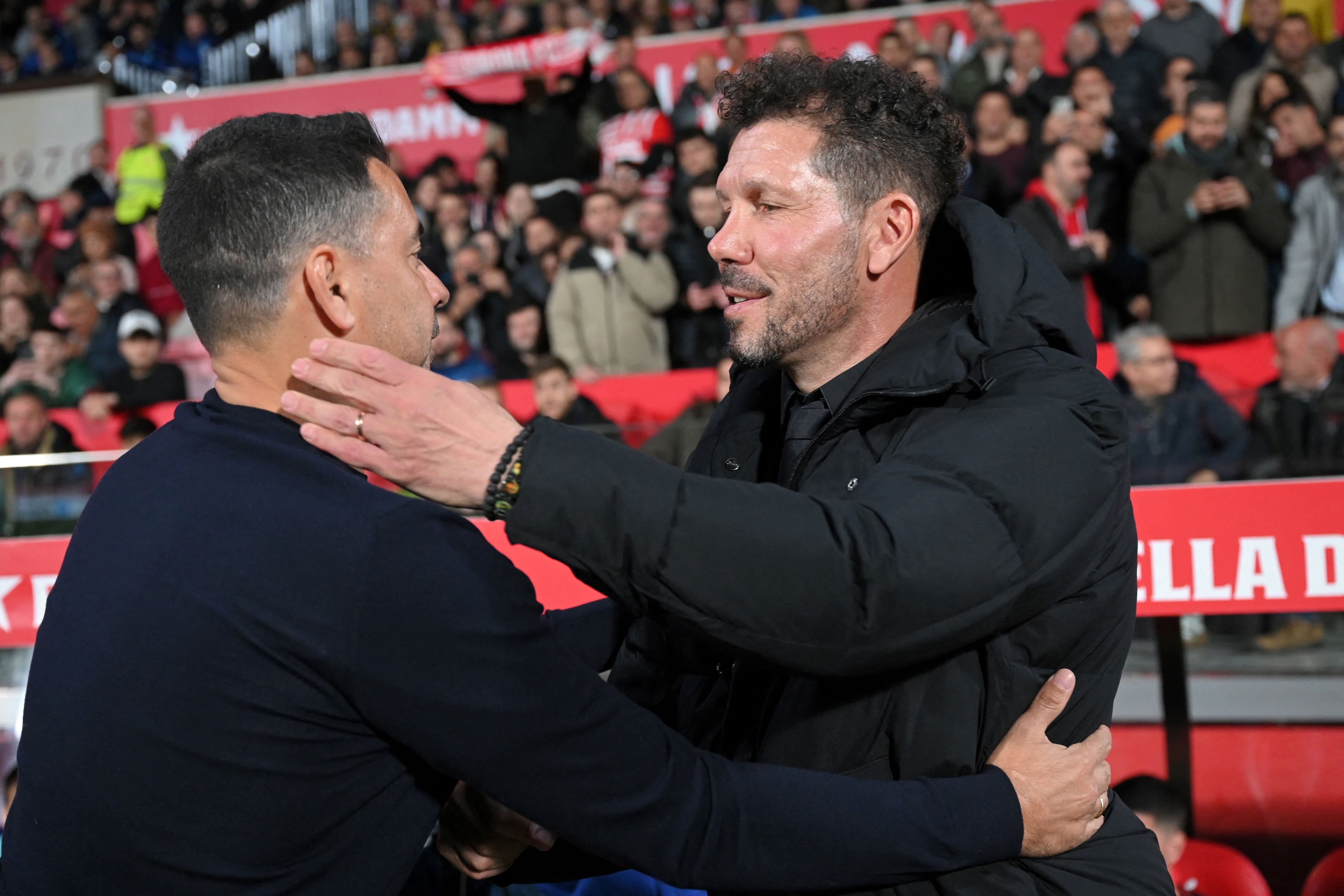 Miguel, entrenador del Girona FC, y Diego Pablo Simeone, técnico del Atlético de Madrid, durante el partido de la primera vuelta. (Photo by LLUIS GENE / AFP) (Photo by LLUIS GENE/AFP via Getty Images)