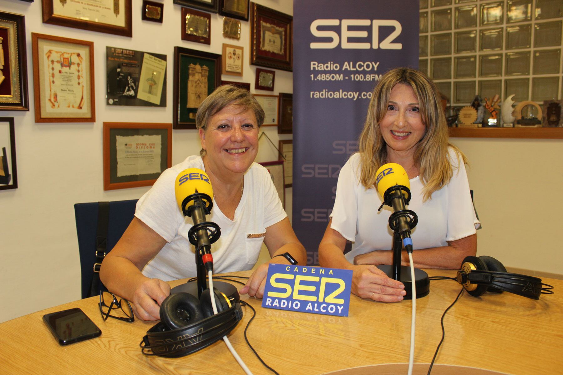 María Teresa Alberola y María José Grau, en el estudio central de Radio Alcoy