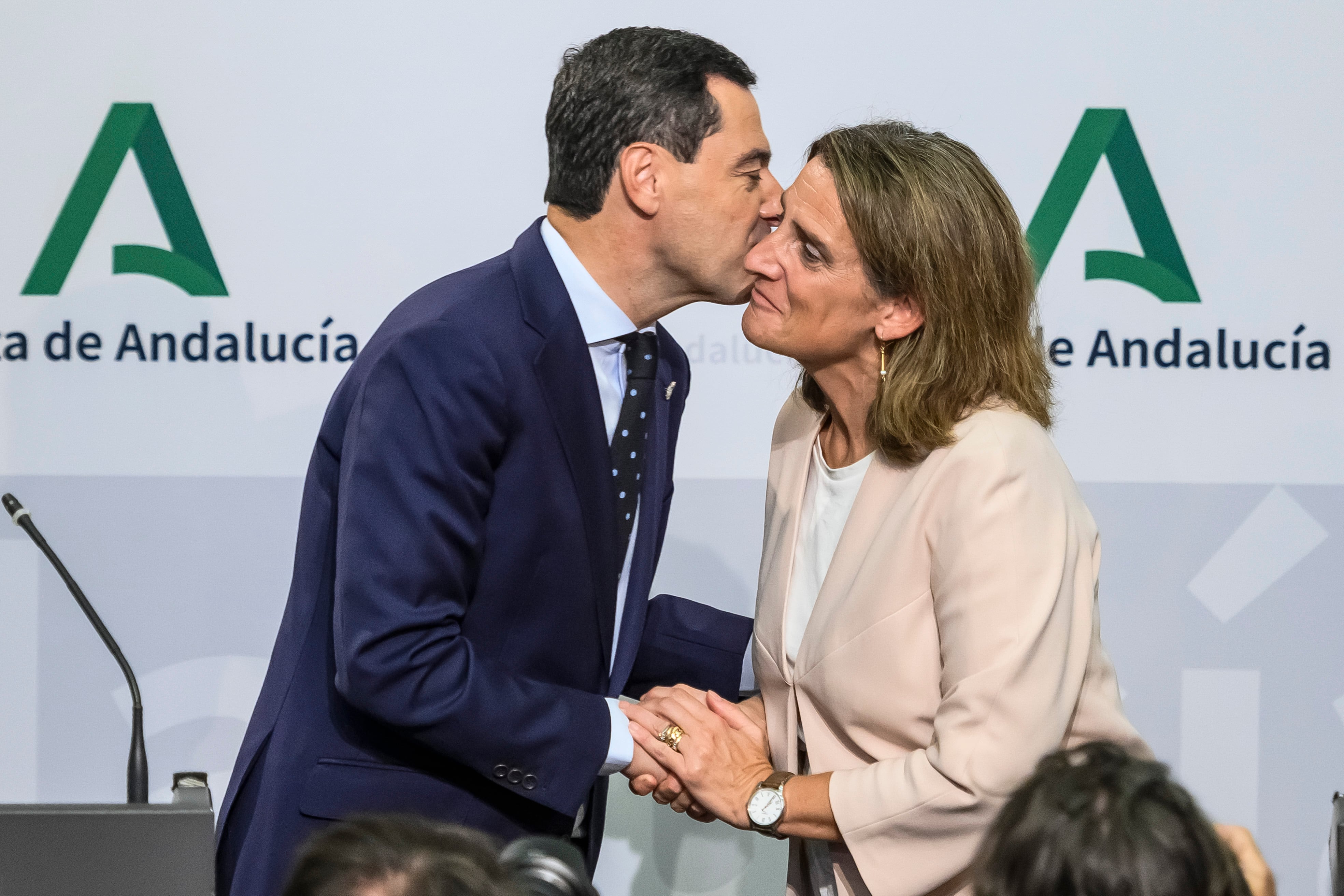 El presidente de la Junta de Andalucía, Juanma Moreno (i), y la vicepresidenta tercera del Gobierno y ministra para Transición Ecológica y el Reto Demográfico, Teresa Ribera (d), asisten a una rueda de prensa tras su reunión para abordar asuntos de interés para la comunidad autónoma de Andalucía en materia de agua, energía y medio ambiente, este martes en el Palacio de San Telmo, en Sevilla. La Junta de Andalucía y el Gobierno central han alcanzado un acuerdo para abrir un diálogo sobre la regularización de los terrenos de regadíos de la Corona Norte de Doñana, cuya primera medida será la de posponer la aprobación de la proposición de ley en el Parlamento andaluz, prevista para la próxima semana. EFE/ Raúl Caro