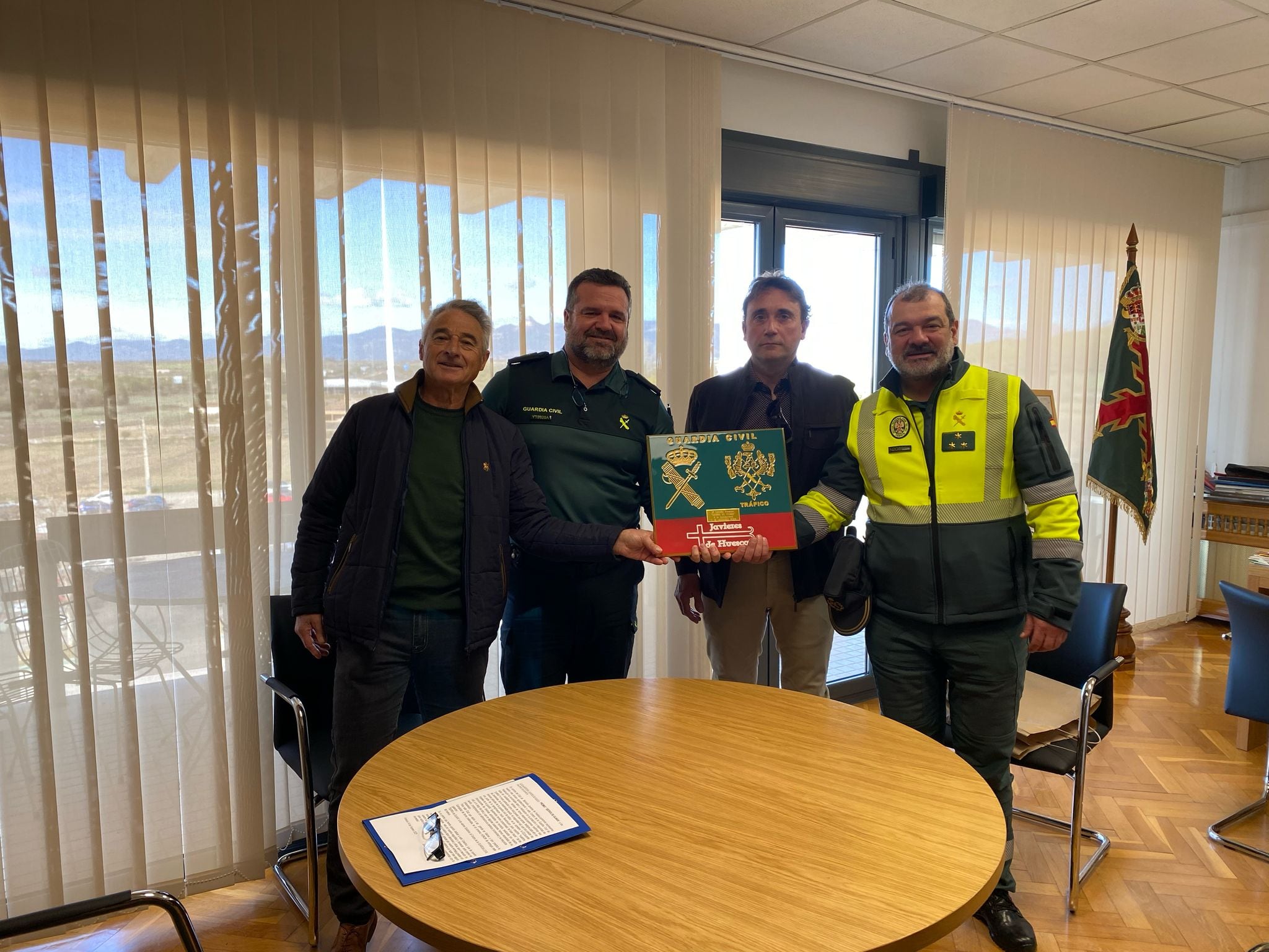 Momento de la entrega del Premio a la Solidaridad del Club Javieres a la Guardia Civil de Huesca