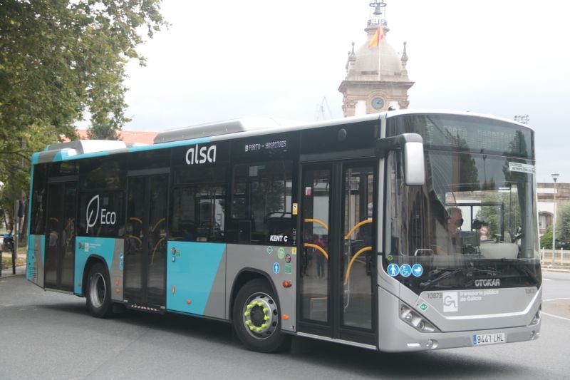 Bus urbano en la plaza de Galicia de Ferrol (foto: Alsa)