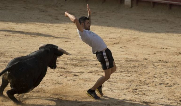 Un mozo recortando un astado