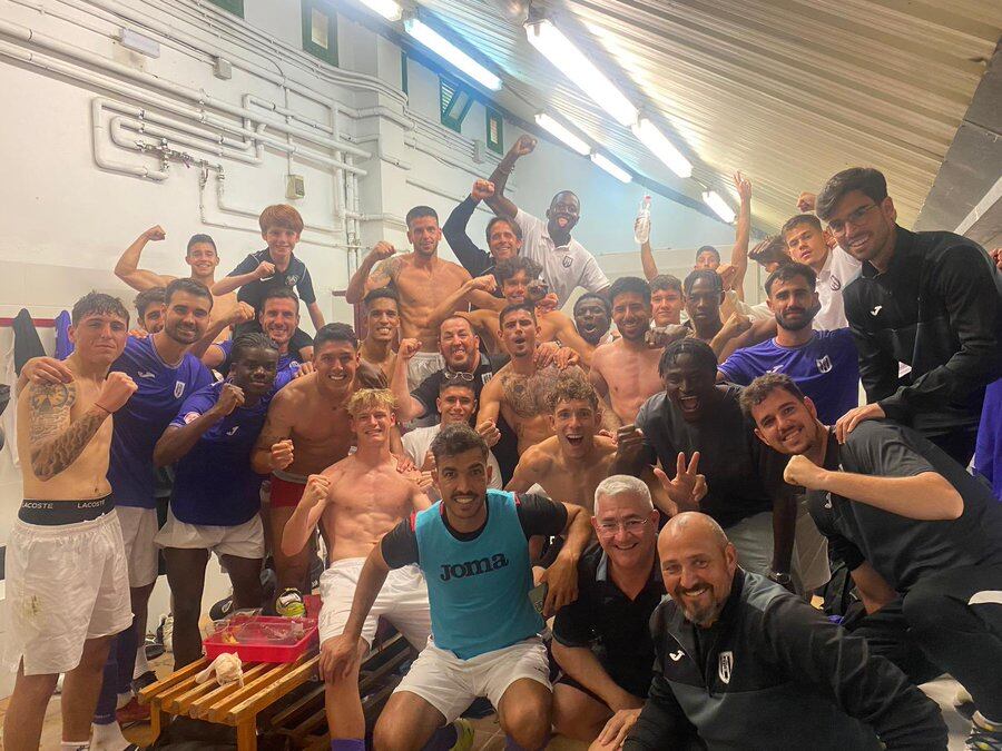 Los jugadores del Ath. Torrellano celebran la permanencia tras vencer al Saguntino