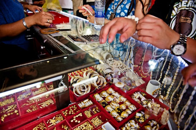 Una tienda de regalos en Bangkok vende amuletos hechos con marfil