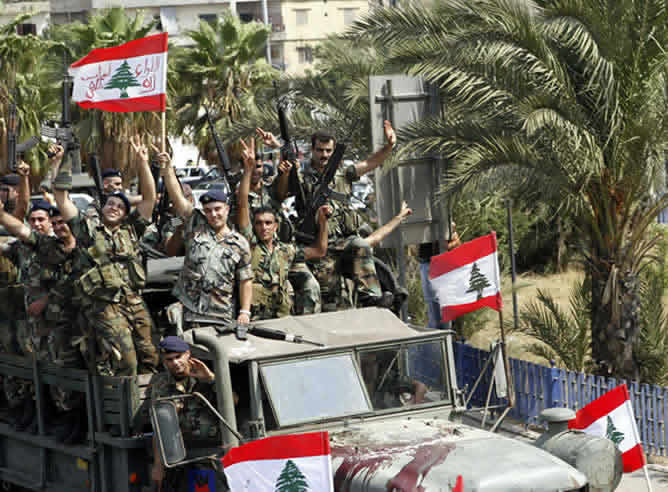 El Ejército libanés celebra la victoria en el campamento palestino. (Reuters)