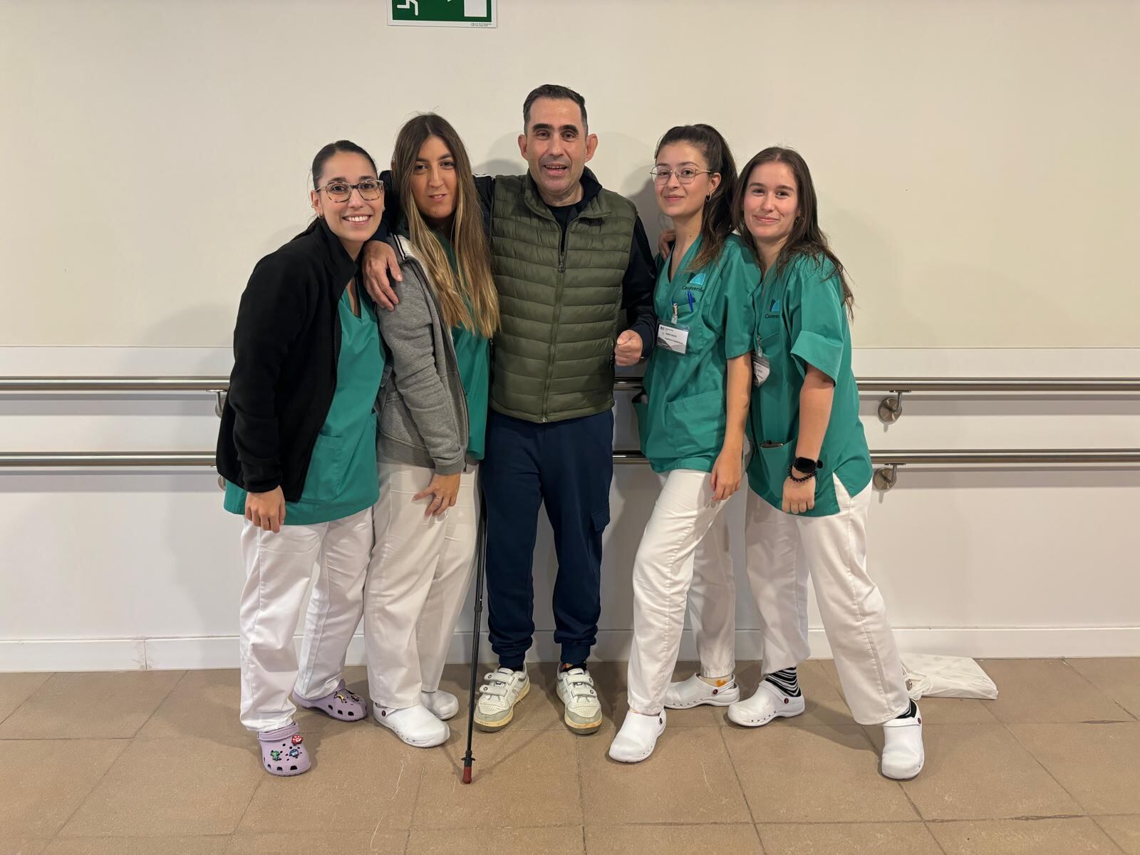 Sergio Marqués Temprano con parte del personal sanitario que le atendió en la recuperación del ictus