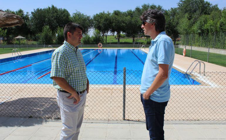 El concejal de Deportes, Francisco Navarro, durante su visita a las piscinas de las pedanías