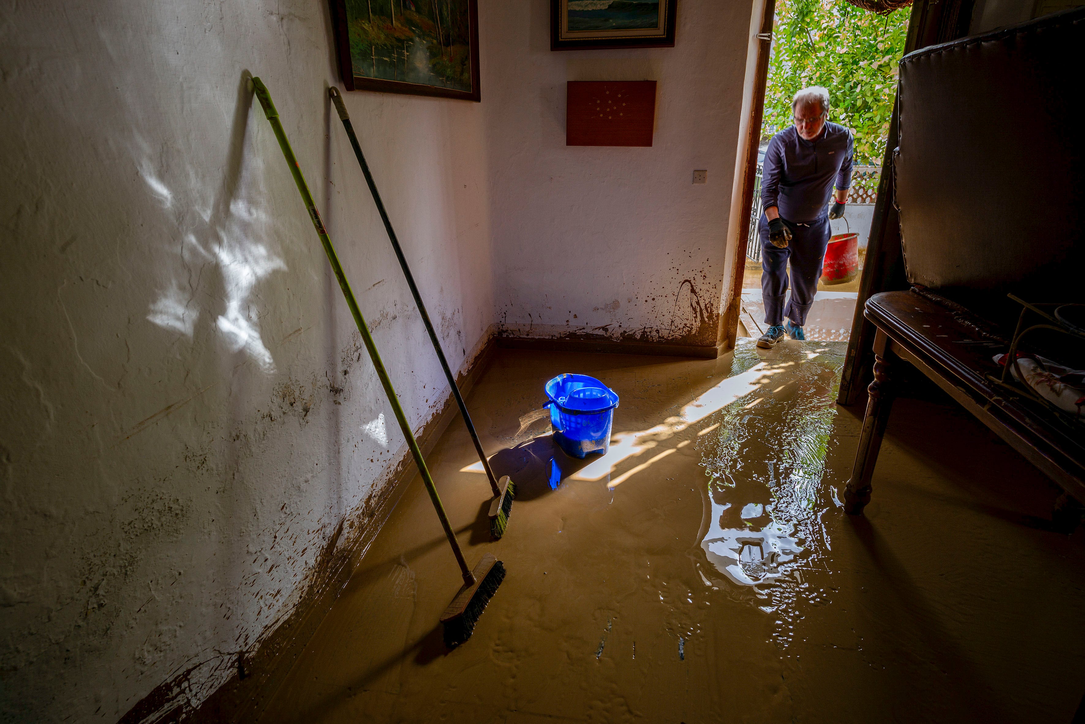 Aspecto del interior de una vivienda del barrio de Cártama (Málaga), tras el desborde del río Guadalhorce este pasado martes 29 de octubre.EFE/Jorge Zapata.