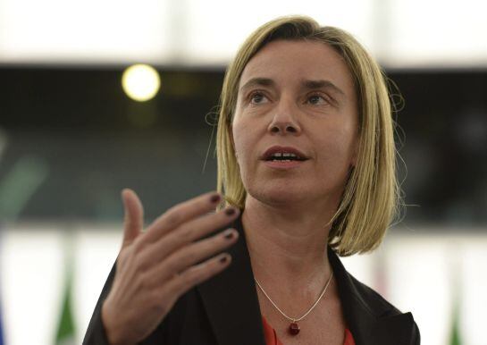 STR035 ESTRASBURGO (FRANCIA), 19/05/2015.- La alta representante de la UE, Federica Mogherini durante su intervención en un pleno del Parlamento Europeo en Estrasburgo, Francia hoy 19 de mayo de 2015. Mogherini, defendió hoy la política de seguridad y def