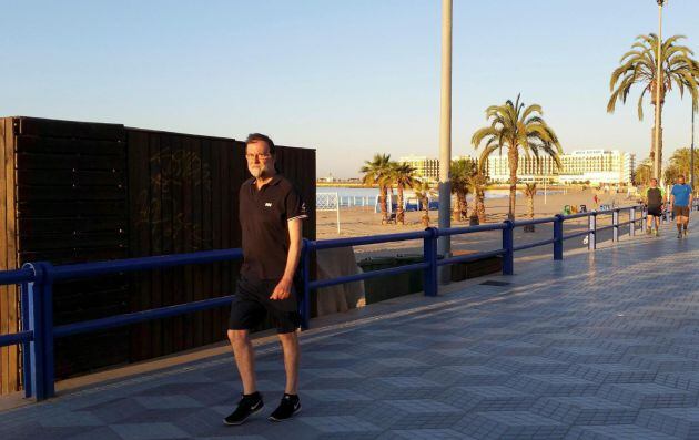 El expresidente del Gobierno Mariano Rajoy, durante un paseo esta mañana por el paseo marítimo de Alicante. Rajoy, que el pasado día 15 renunció a su escaño en el Congreso, se incorpora hoy al despacho donde tiene plaza en Santa Pola (Alicante) como registrador de la propiedad.