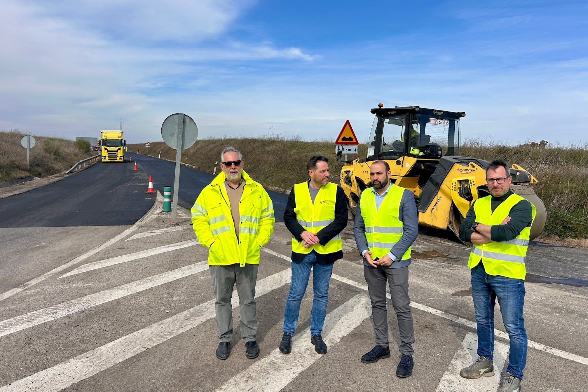 Autoridades visitando la vía rehabilitada