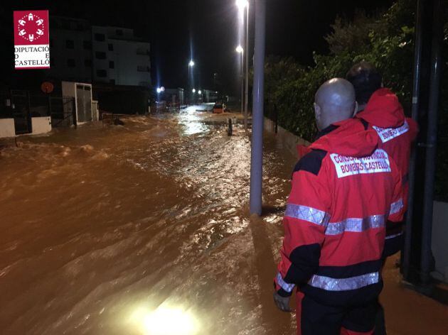 Una calle de Alcossebre anegada por el agua