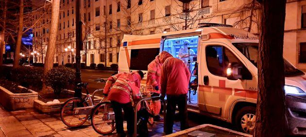 Ayuda a un traseúnte cerca del Paseo María Agustín