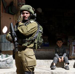 Una patrulla del ejército israelí, en la Ciudad Vieja de Hebrón, en Cisjordania.