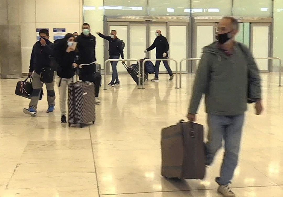 Llegada al aeropuerto de Adolfo Suárez-Madrid Barajas de los pasajeros del avión fletado por el gobierno español con unos 250 turistas españoles que estaban varados en India por vuelos cancelados debido a la crisis del coronavirus. 