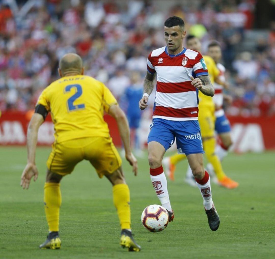 Alex Martínez, con la camiseta del Granada