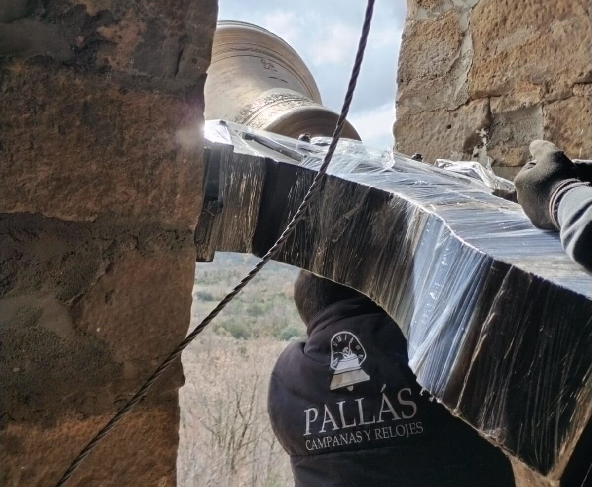Colocación de la campana en la ermita de San Úrbez