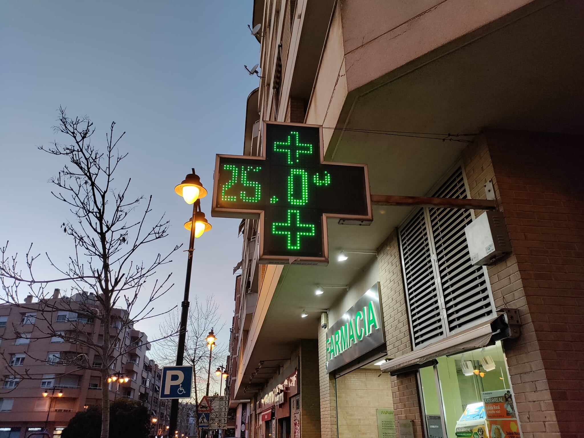 Les farmàcies d'Ontinyent continuaven marcant més de 25 graus a les 18:30