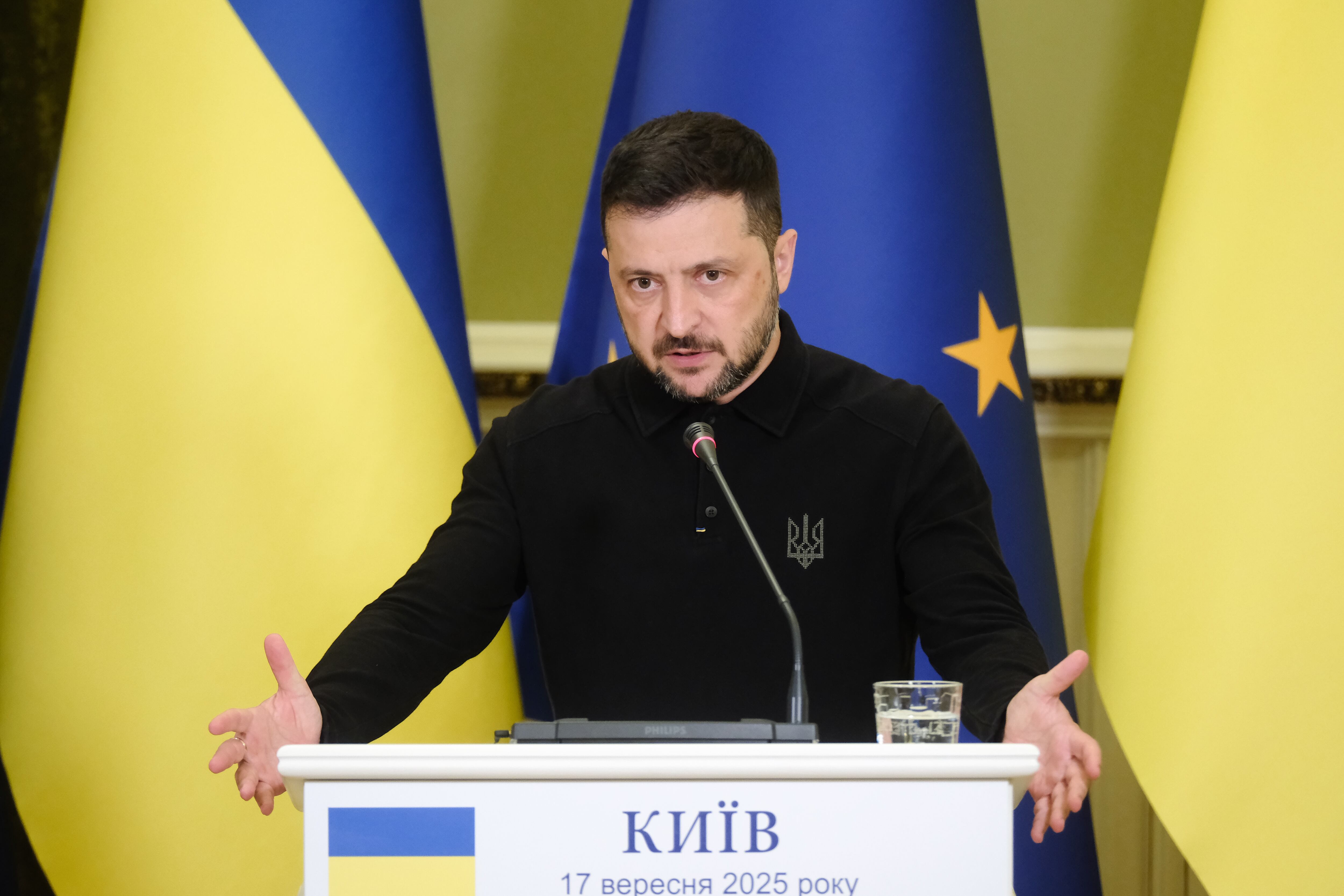 El presidente ucraniano, Volodimir Zelenski, habla en una conferencia de prensa conjunta.