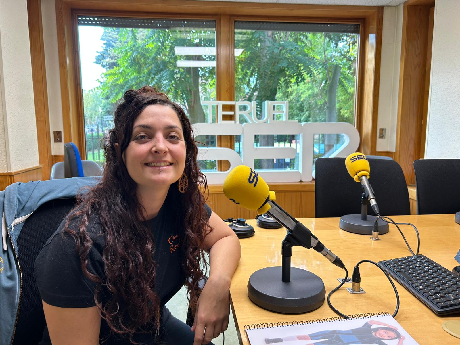 Elena Meléndez, en los estudios de SER Teruel