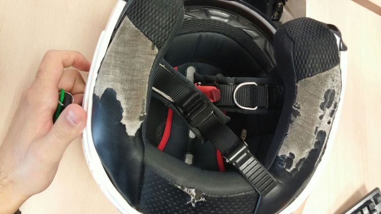 Detalle del mal estado de los cascos que denuncian