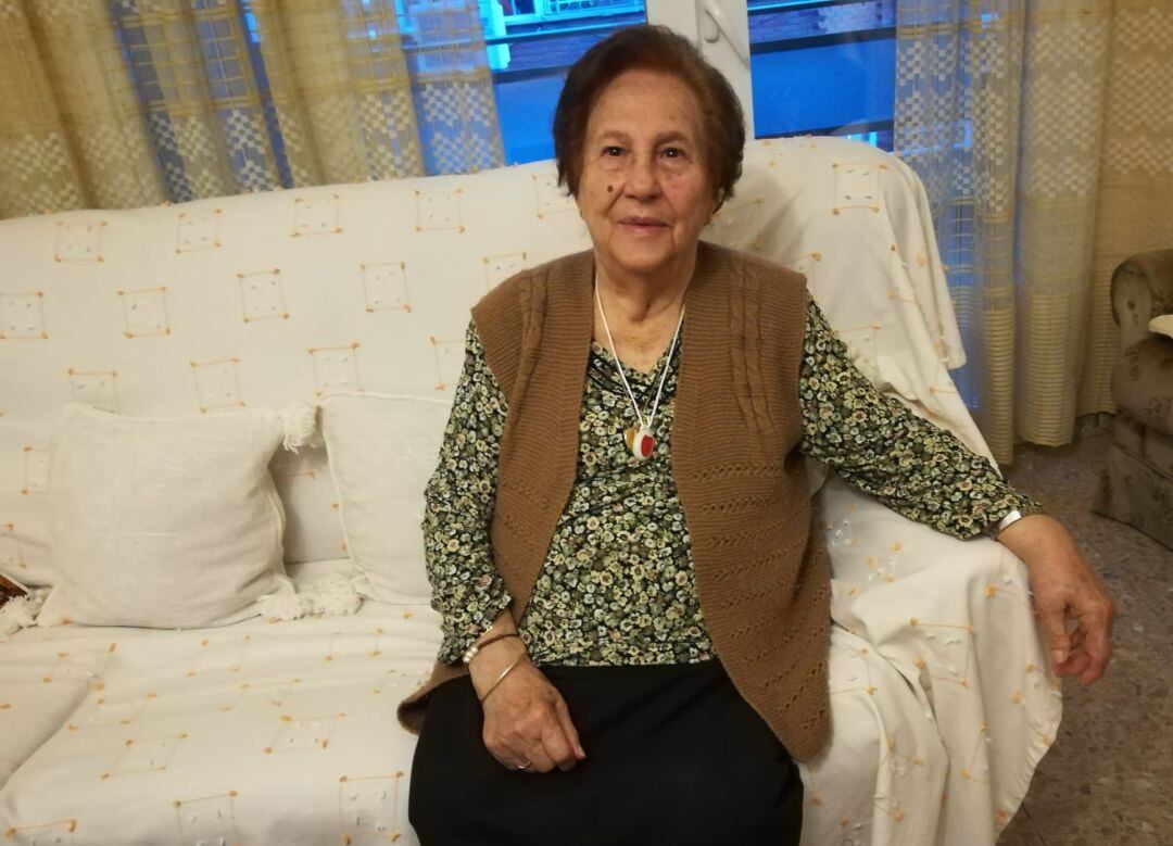 Paula nos recibe en su piso, donde vive sola desde que se quedó viuda gracias al servicio de teleasistencia