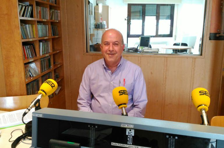 El concejal del PSOE, Elías Arranz en los estudios de la Radio Peñafiel