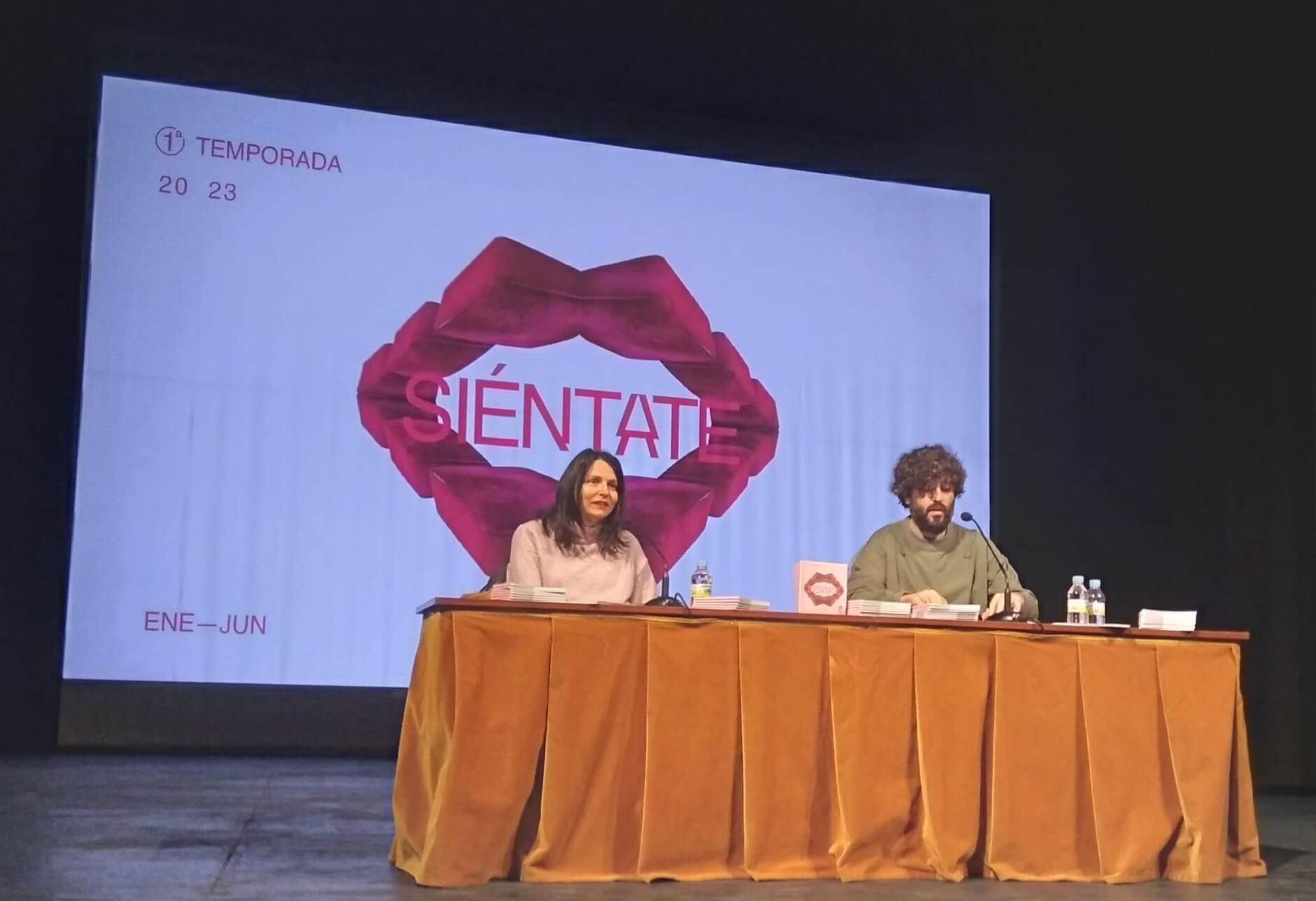 La Concejala de Cultura del Ayuntamiento de Zamora, Mª Eugenia Cabezas, y el Director del Teatro Principal, Chema Esbec, presentan la programación del primer semestre de 2023