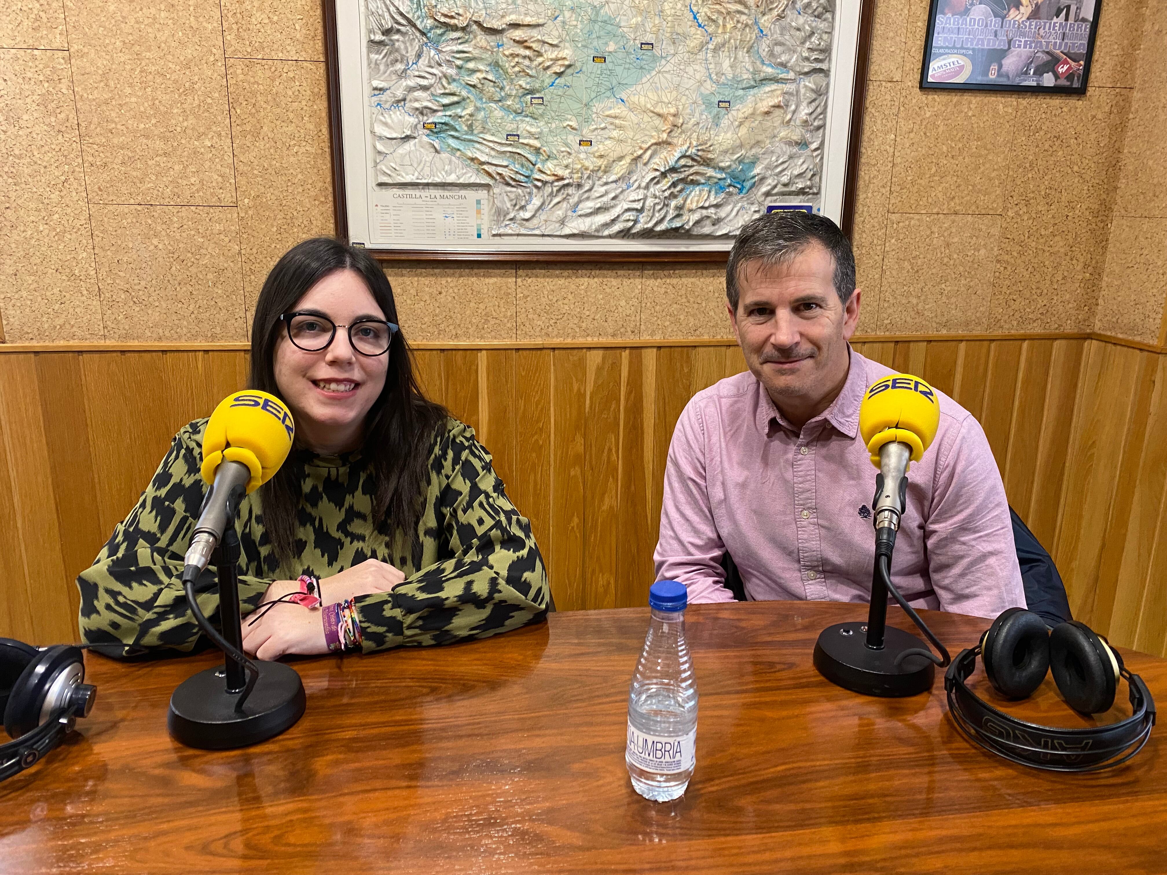 Patricia Garrido, de Cruz Roja Juventud, y Javier Torrijos, secretario de la Asociación de Clubes Deportivos de Cuenca.