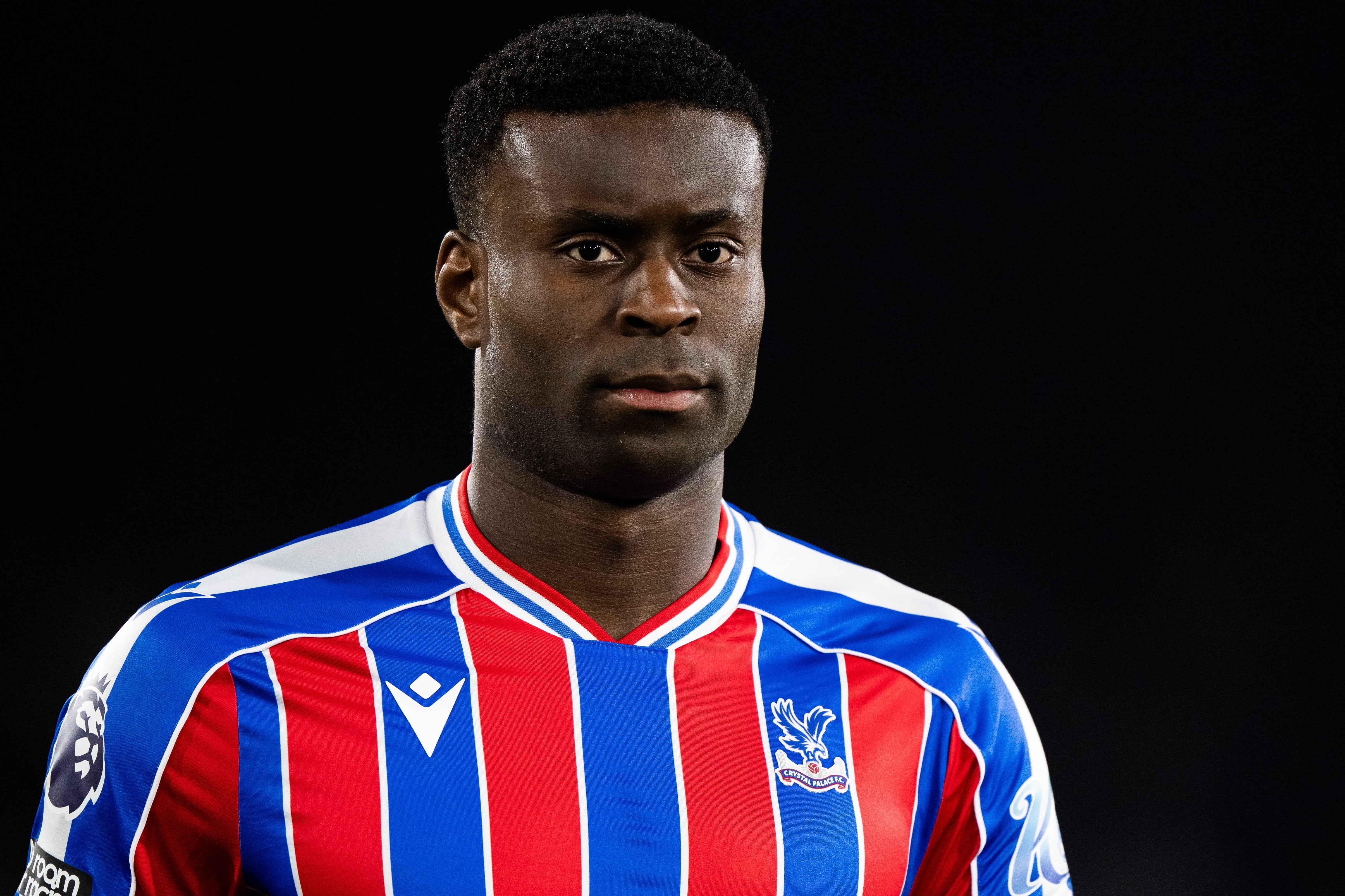 Marc Guehi durante su partido frente al Aston Villa en Premier League