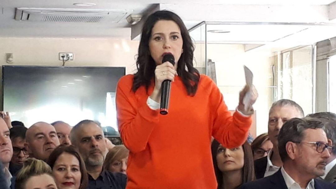 La portavoz de Cs en el Congreso y candidata a la presidencia del partido, Inés Arrimada, en declaraciones durante un encuentro con afiliados de la formación en L&#039;Hospitalet de Llobregat (Barcelona)