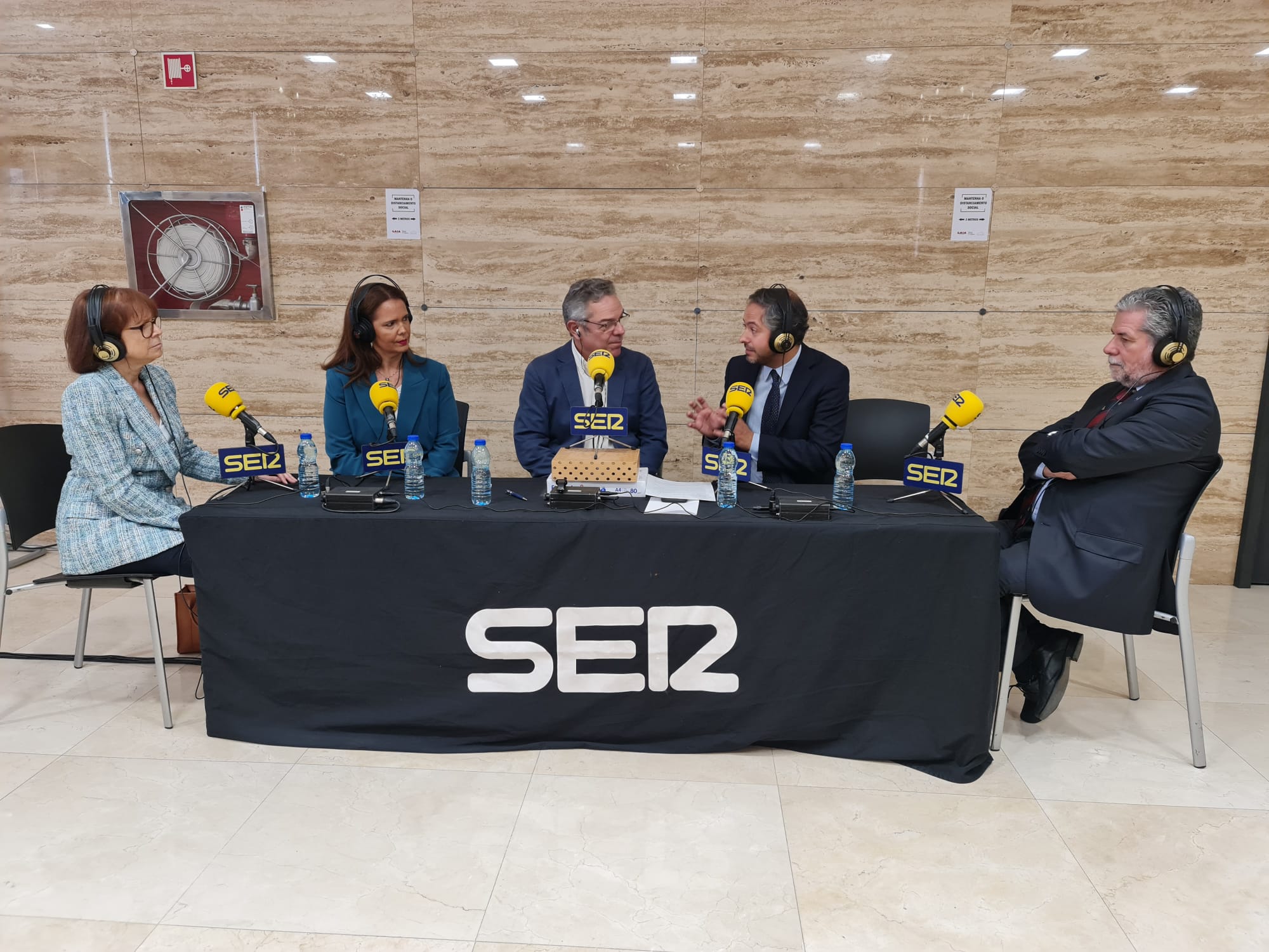 De izquierda a derecha, Paula Carvajal, delegada de Cultura de la Cámara Municipal de Vila Nova de Gaia; Sol Barbado, codirectora de LABME; Salomón Hachuel, Filipe Almeida, presidente de Portugal Innovaçao Social; y José Marques, presidente de la Estructura de Misión para las conmemoraciones del V Centenario Magallanes-Elcano