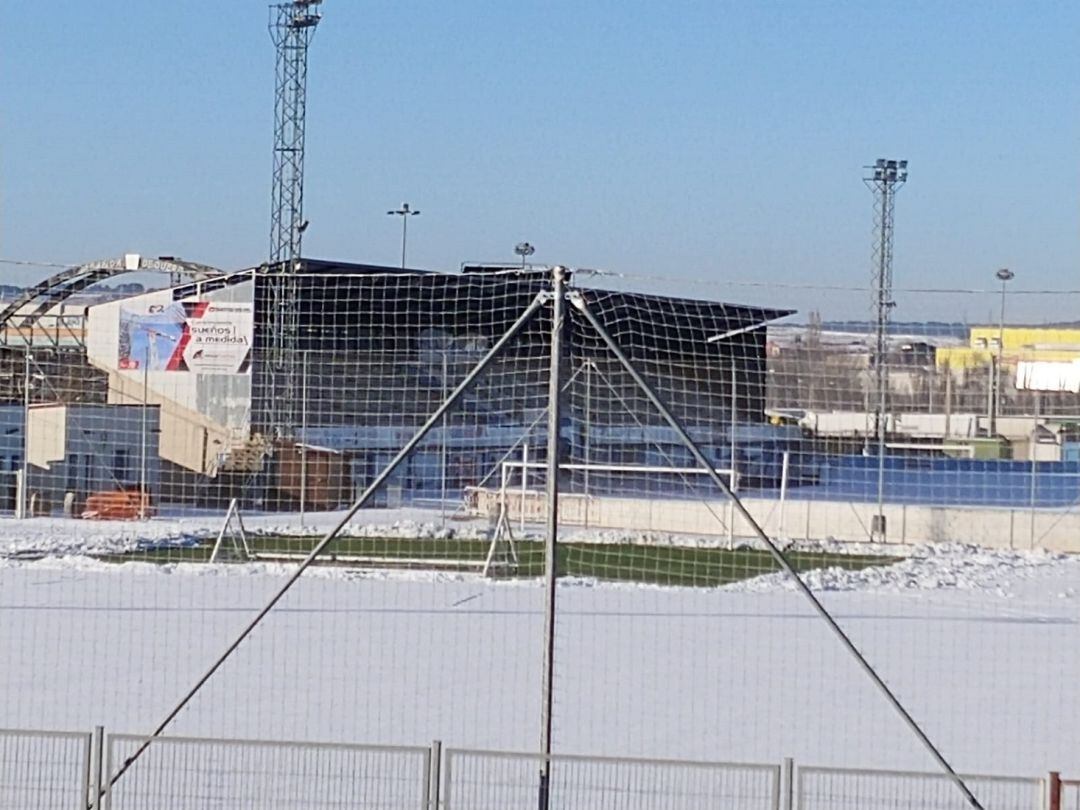 El Estadio Municipal El Montecillo tras las nevadas.