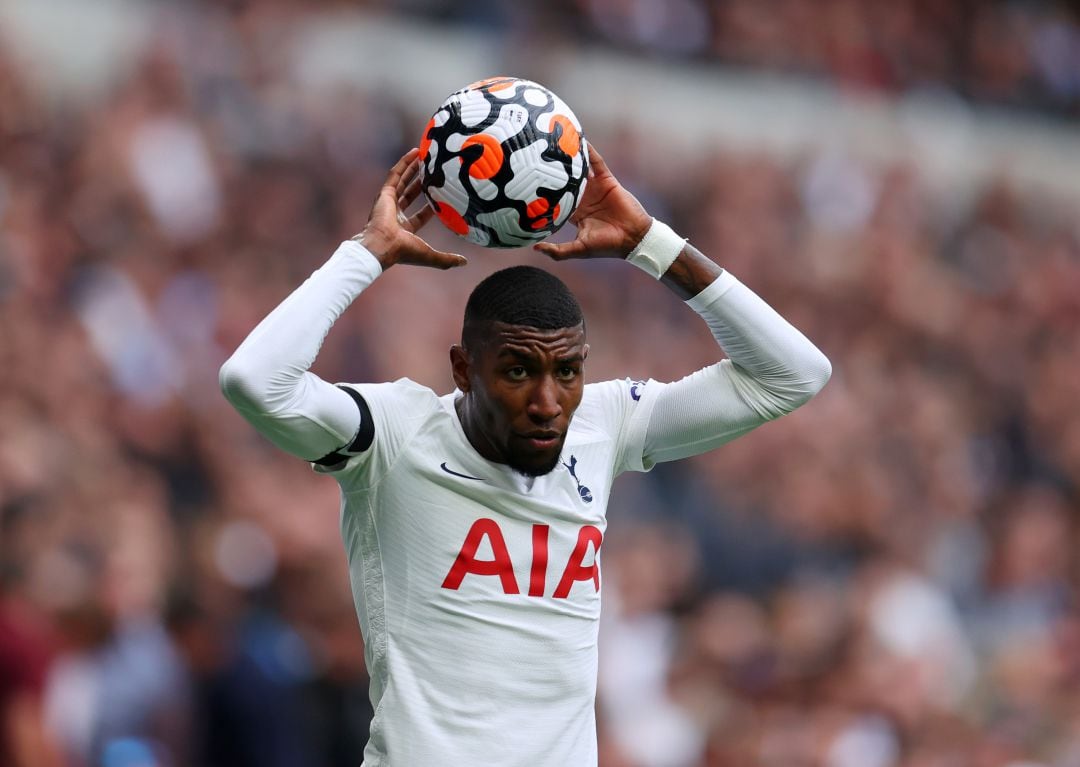 Emerson saca de banda en el partido entre el Tottenham y el Chelsea