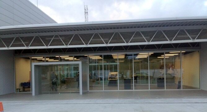 Entrada a la nova comissaria, al carrer Pont i Gol