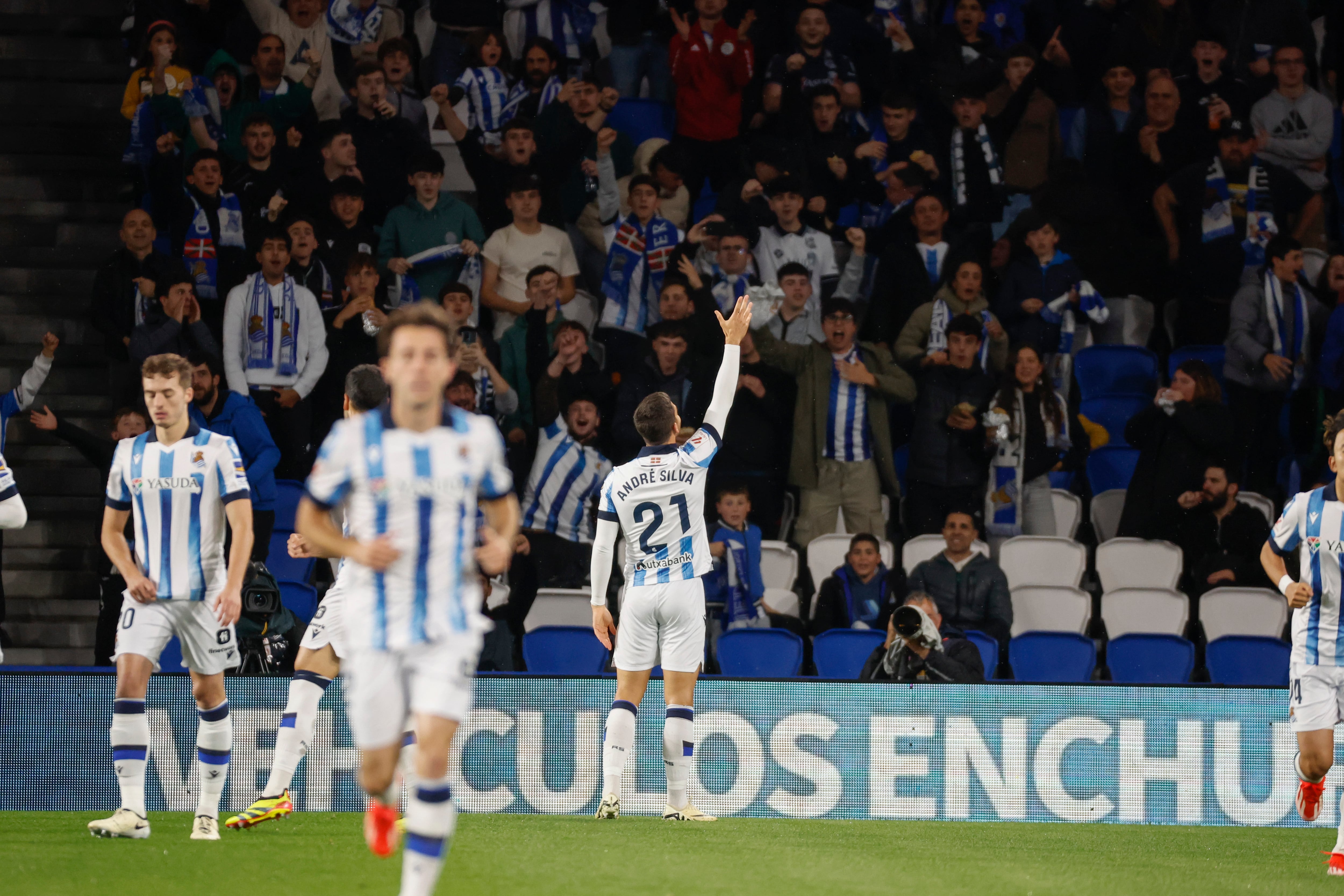 SAN SEBASTIÁN, 16/05/2024.- El delantero de la Real Sociedad André Silva (d) celebra tras marcar ante el Valencia, durante el partido de Liga en Primera División que Real Sociedad y Valencia CF disputan este jueves en el Reale Arena, en San Sebastián. EFE/Javier Etxezarreta
