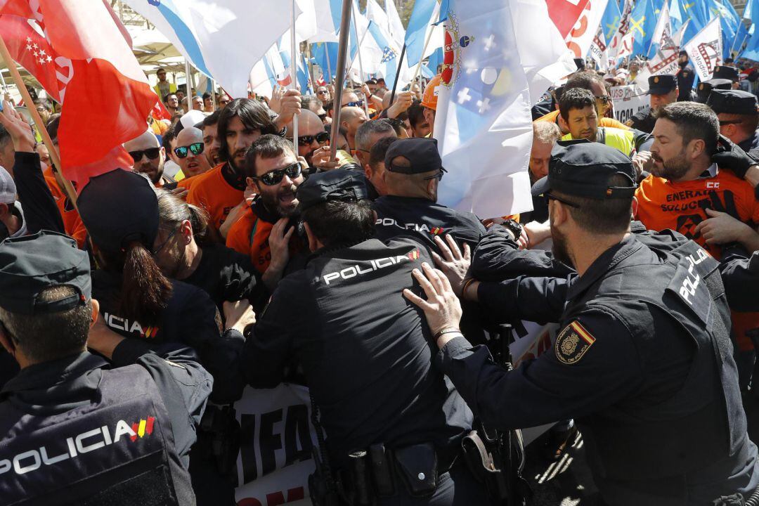 Los agentes han cargado con contundencia después de que los manifestantes rebasaran el cordón policial.