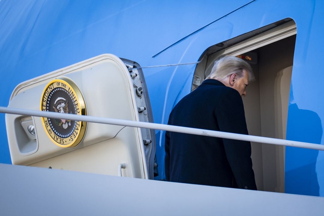 Donald Trump entra en el Air Force One en una imagen de enero de 2021