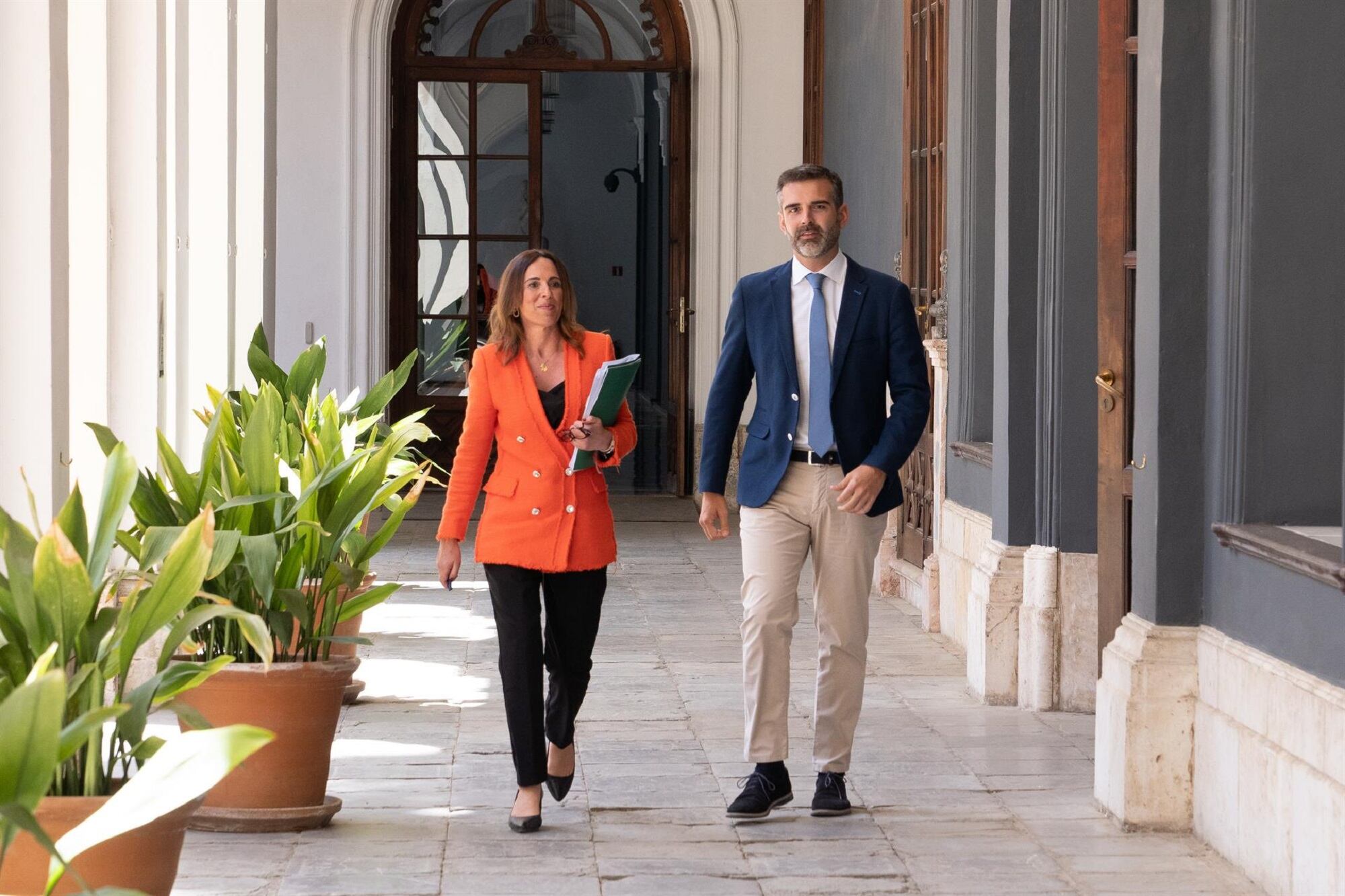 El portavoz del gobierno, Ramón Fernández Pacheco, y la consejera de Fomento, Rocío Díaz, se dirigen a la rueda de prensa tras el consejo de gobierno