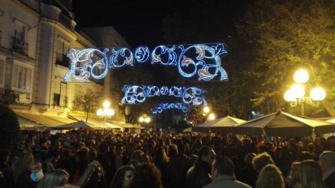 Una plaza del centro abarrotada de público