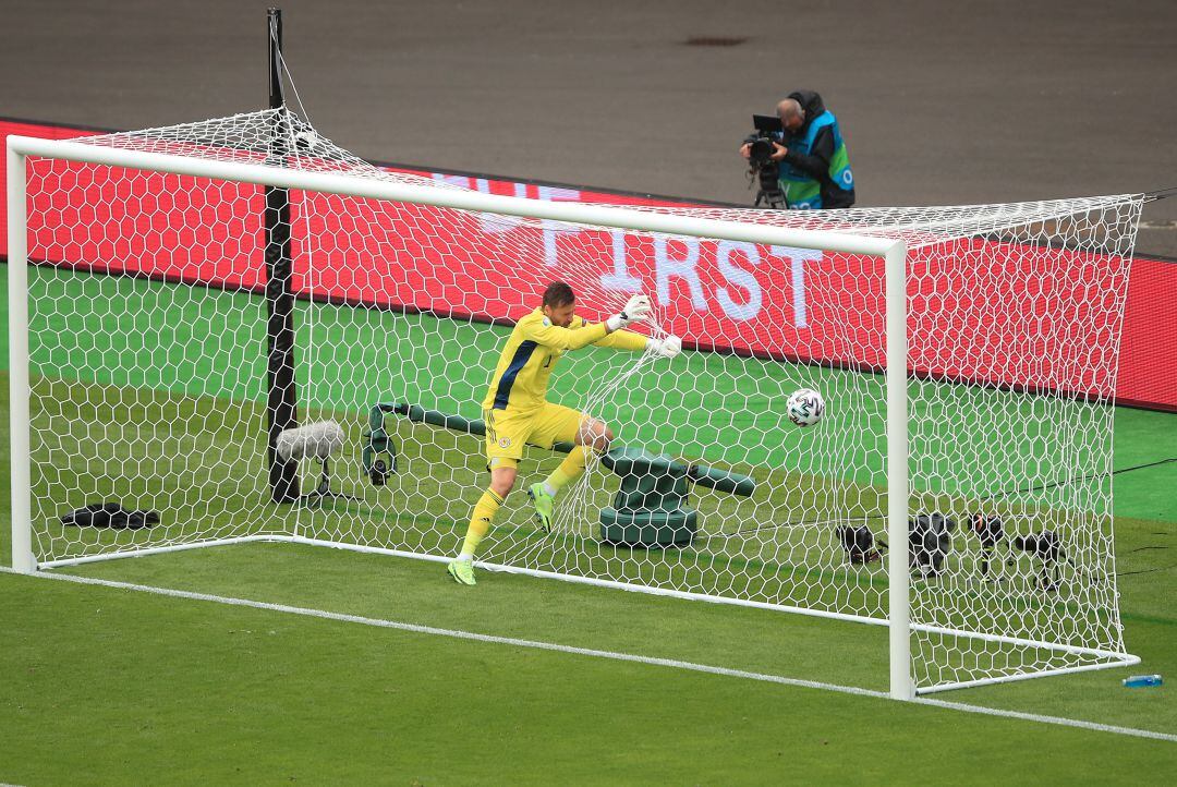 El momento en el que el portero de Escocia, David Marshall, poco puede hacer para parar el balón