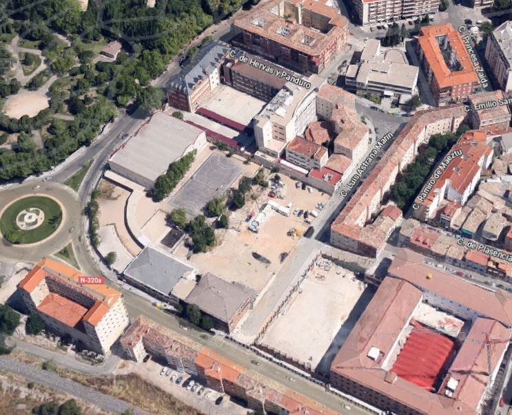 La parcela donde se quiere levantar el hotel con centro de convenciones está entre las calles Astrana Marín y San Ignacio de Loyola, junto al colegio &quot;Fray Luis de León&quot;