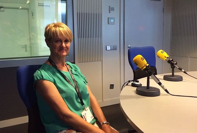 Ángela González, en los estudios de la Cadena SER.