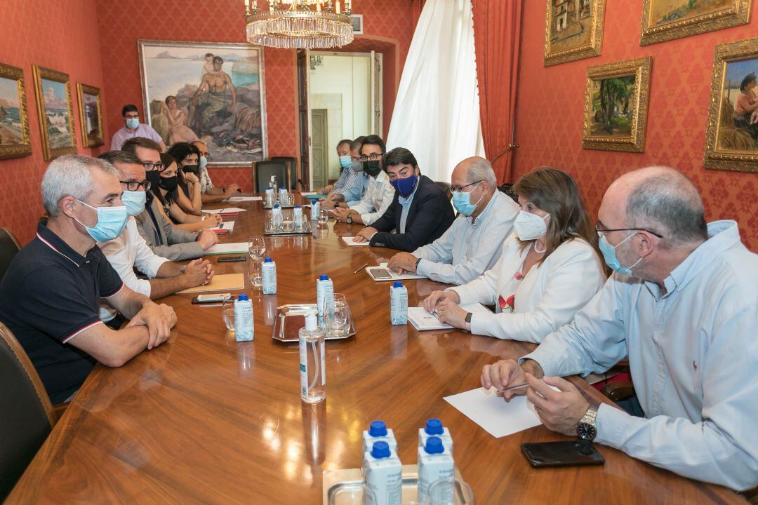 Representantes de la Conselleria, del Ayuntamiento y de la empresa constructora durante la reunión